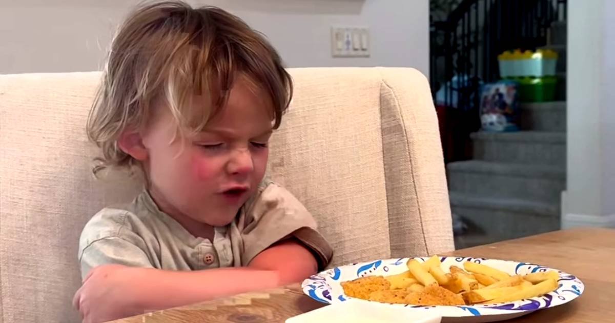 kid praying before meal